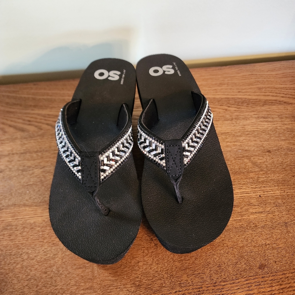 NWOT SO 3 in Gemstone Flip Flops